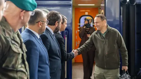 Сікорський прибув до Києва: що стоїть за візитом очільника МЗС Польщі