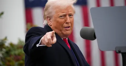 Трамп проти запобіжників для ШІ: що стоїть за суперечкою про безпеку технологій