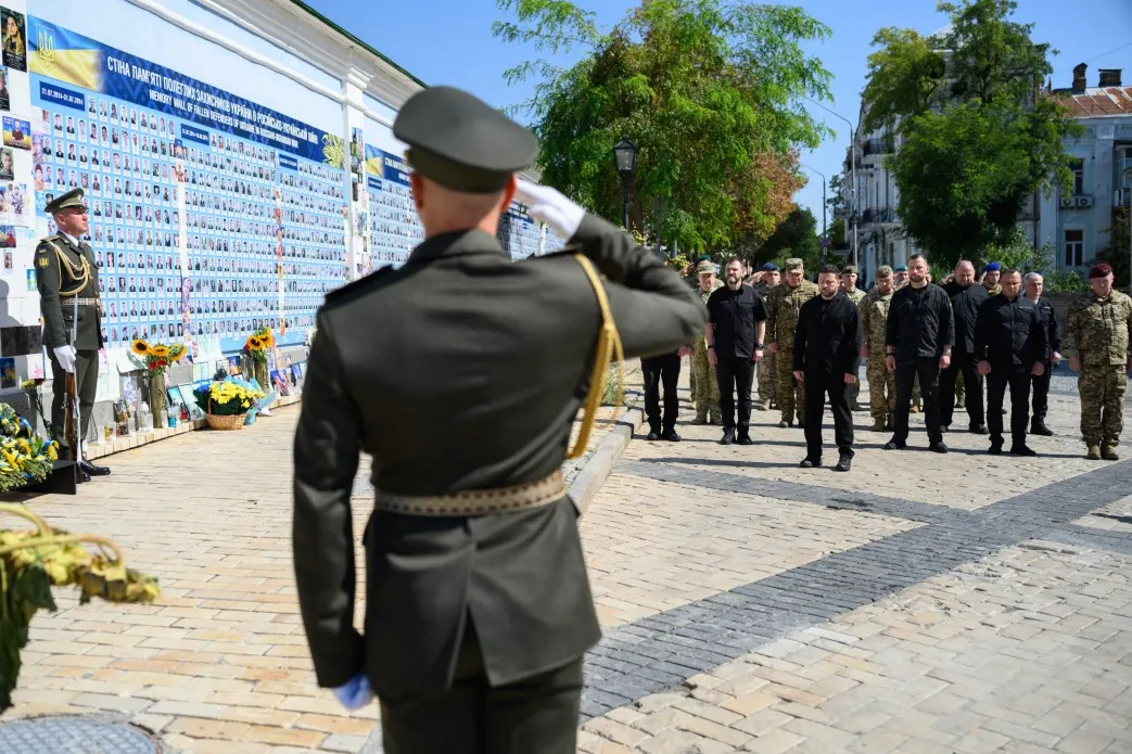 День пам'яті захисників: Зеленський і військове керівництво вшанували полеглих героїв