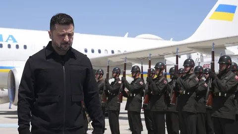 Молдова закрила небо через дрони: що стоїть за затримкою літака Зеленського