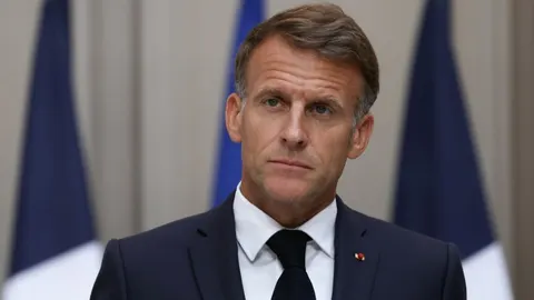 Макрон на Сен-П'єрі і Мікелоні відповів на претензії Трампа: що це змінює