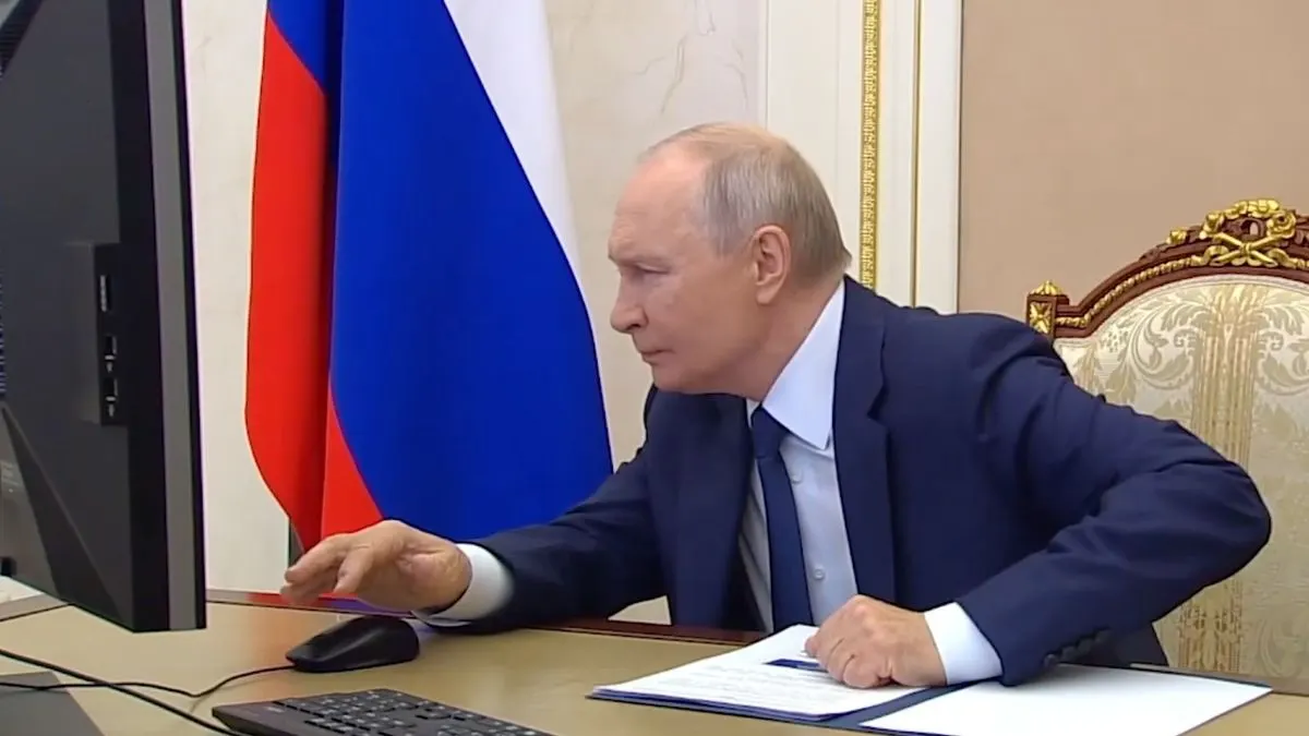 Путін голосував онлайн — а на екрані спливло попередження про неактивовану Windows