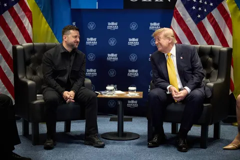 Трамп просить Київ зупинити удари по НПЗ: що це означає для України