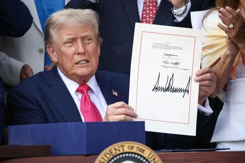 Подарунки Трампа помічникам: по 45 тисяч доларів готівкою — що це означає