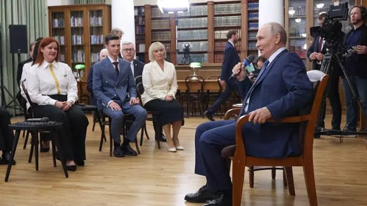 Синці на долонях Путіна: лікарі пояснили, що це може означати