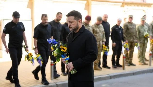 День пам'яті захисників: Зеленський вшанував полеглих воїнів