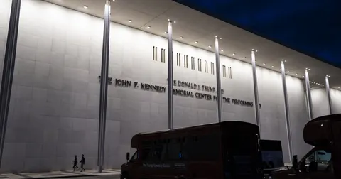 Адміністрація Трампа пригрозила знести Центр Кеннеді через суперечку про назву