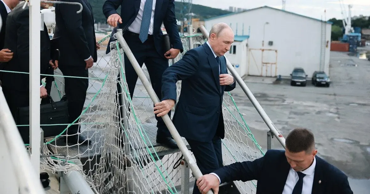 Бронескло і кулемет у кортежі: як Путін готується до замаху