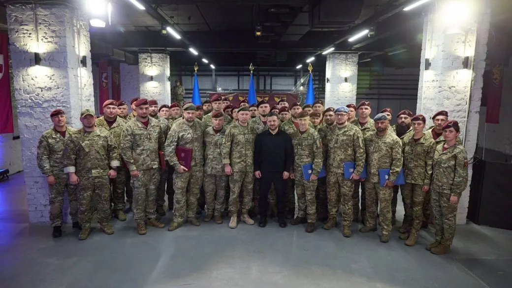 Зеленський вручив нагороди військовим, які захищають Запоріжжя