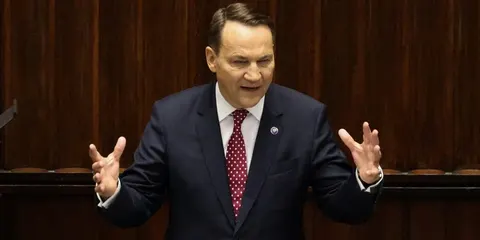 Сікорський: Путін повторює помилку Третього рейху, обстрілюючи міста