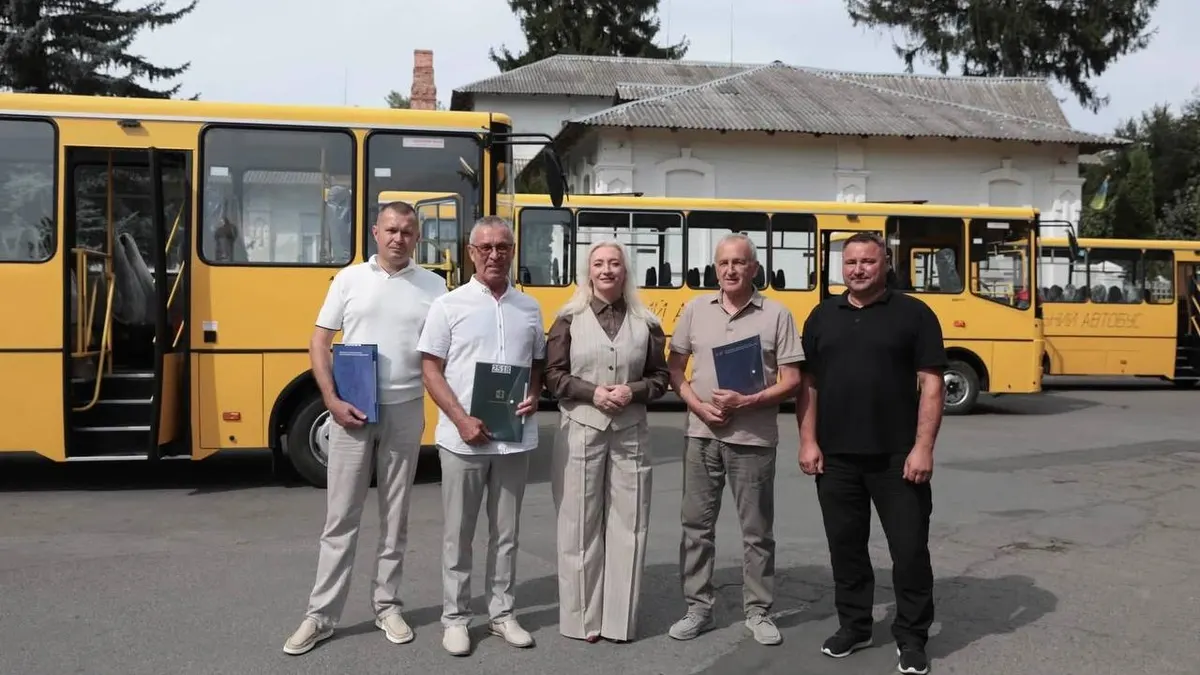 Вінниччина отримала три нові інклюзивні шкільні автобуси