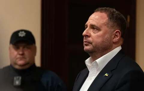 Єрмаку продовжили обов'язки на 60 днів, але браслет зняли: що це означає