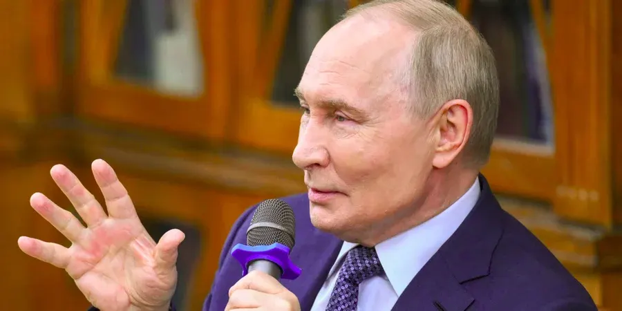 «Косатки їдять ведмедів»: Путін пояснив учителям, як говорити з дітьми про війну