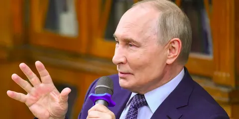 «Косатки їдять ведмедів»: Путін пояснив учителям, як говорити з дітьми про війну