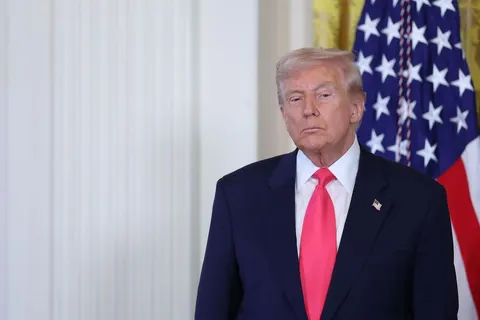 Трамп просить Зеленського зупинити удари по російських НПЗ: що це означає