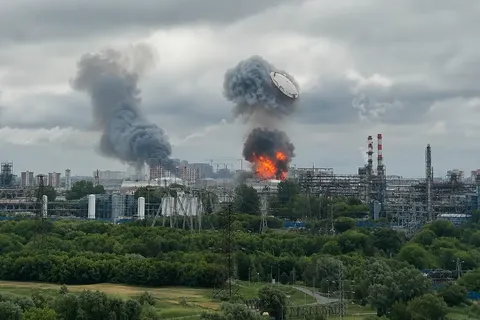 Путін заявив про відновлення 90% НПЗ, але паливна криза в РФ триває