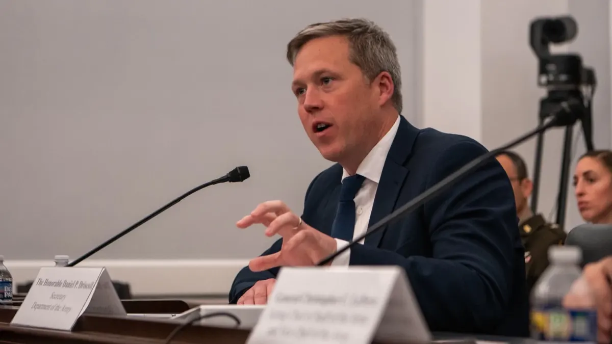 Міністр армії США Дрісколл пішов у відставку на тлі конфлікту з Гегсетом