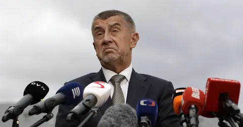 Бабіш попереджає про «ворота пекла» і закликає Зеленського та Путіна до перегово