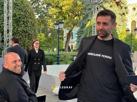 Арахамія з'явився на зустрічі з емісарами Трампа у футболці «Київський режим»