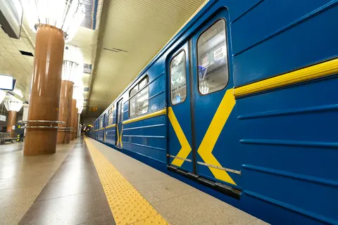 У Києві під час тривог курсуватиме зелена гілка метро, комендантську годину скоротять