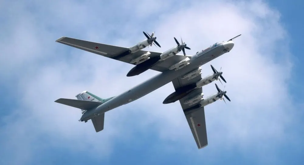 СБУ вразила російський Ту-95МС в Енгельсі та НПЗ під Ярославлем — Зеленський