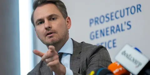 Підозра керівнику НАБУ, від'їзд генпрокурора і заклик до Ради: що це означає для України