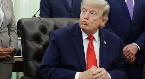 Трамп пожартував про заборону риболовлі, підписуючи накази про полювання