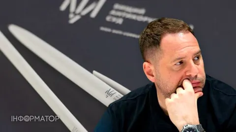 ВАКС зняв електронний браслет із підозрюваного у справі екскерівника ОП: що це змінює