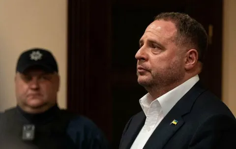 Суд залишив Єрмаку обов'язки, але зняв браслет: що це означає