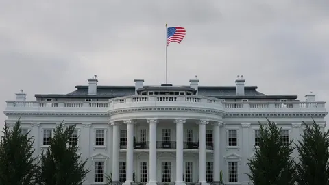 Білий дім закрив двері для трьох медіа: що означає конфлікт Трампа з пресою