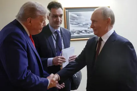 Путін просив Трампа вплинути на Київ перед 9 травня — експосолка
