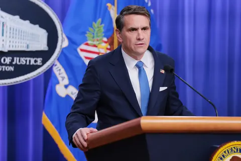 Генпрокурор США не бачить підстав для розслідування подарунка Кремльова на весіл
