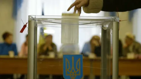 Політолог Доній: війна може тривати ще 12 років, і влада не поспішатиме з виборами